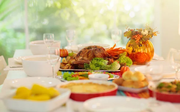 추수 감사절 저녁 식사. 터키 테이블 설정. — 스톡 사진