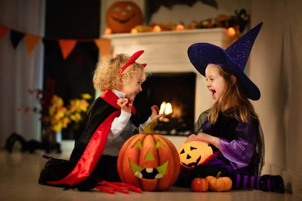 Crianças em trajes de bruxa no truque de Halloween ou deleite — Fotografia de Stock