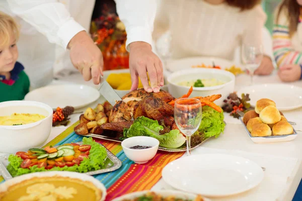 Le dîner de Thanksgiving. Turquie mise en table . — Photo