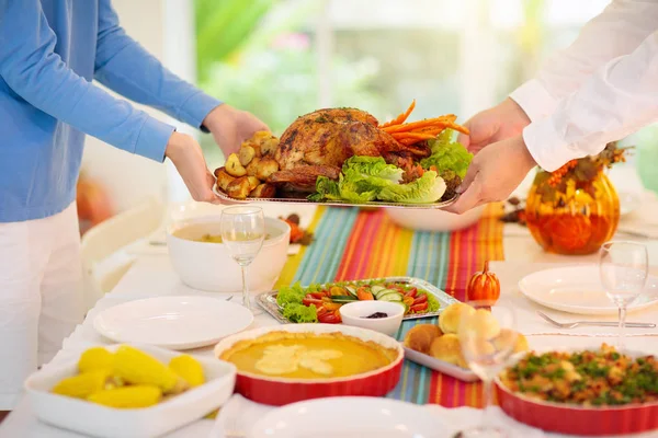 Tacksägelse middag. Turkiet tabell inställning. — Stockfoto