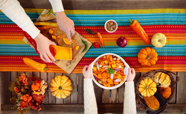 Mother and daughter cut pumpkin for autumn meal. — Stock Photo, Image