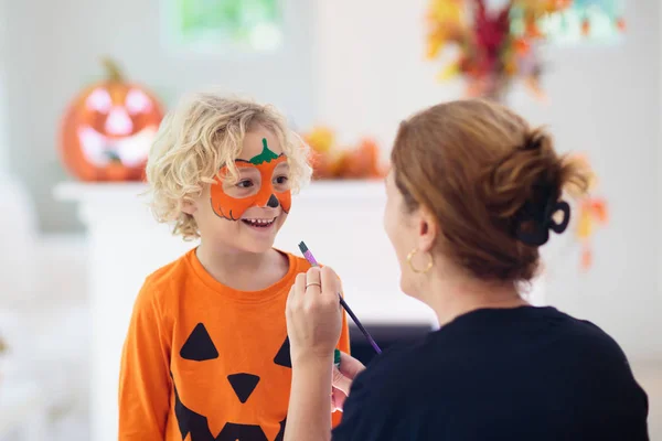 Kind im Halloween-Kostüm. Kinder austricksen oder behandeln. — Stockfoto