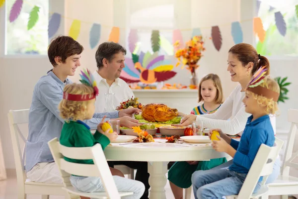 Família com filhos no jantar de Acção de Graças. Turquia . — Fotografia de Stock