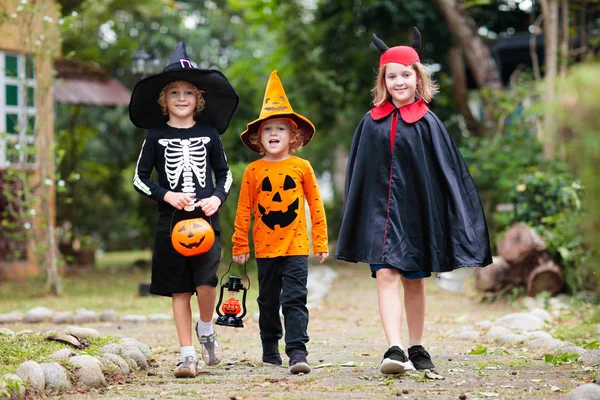Kinder tricksen oder behandeln. Halloween-Spaß für Kinder. — Stockfoto