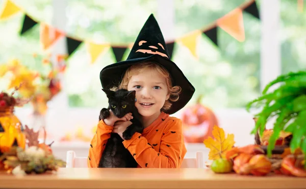 Gyermek a Halloween jelmez. Gyerekek fogás vagy élvezet. — Stock Fotó