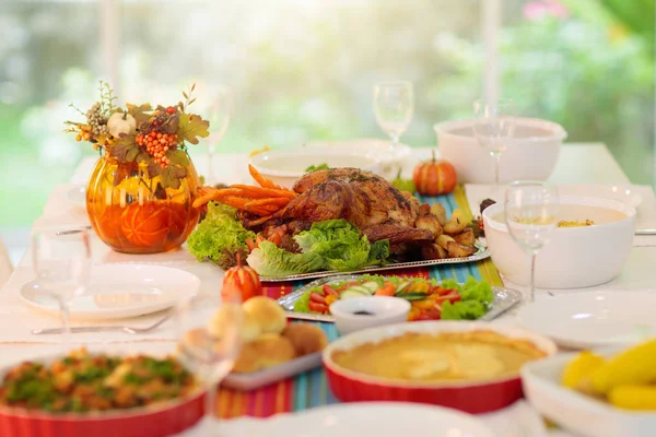 Dankbarkeitsessen. Truthahntisch gedeckt. — Stockfoto