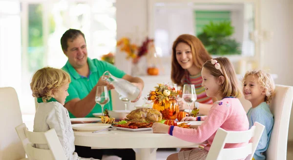 Οικογένεια με παιδιά στο δείπνο των Ευχαριστιών. Τουρκία. — Φωτογραφία Αρχείου