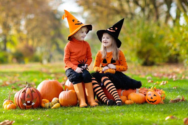 Дети с тыквами в костюмах на Хэллоуин Лицензионные Стоковые Фото