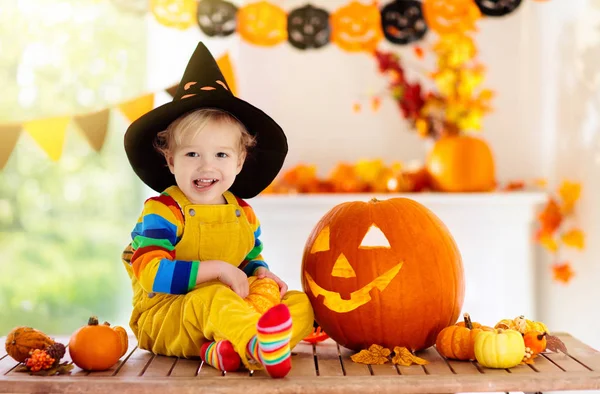 Gyerekek boszorkány jelmez a Halloween fogás vagy élvezet — Stock Fotó