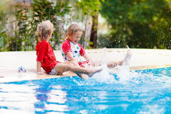 Niño en la piscina. Vacaciones de verano con niños . — Foto de Stock