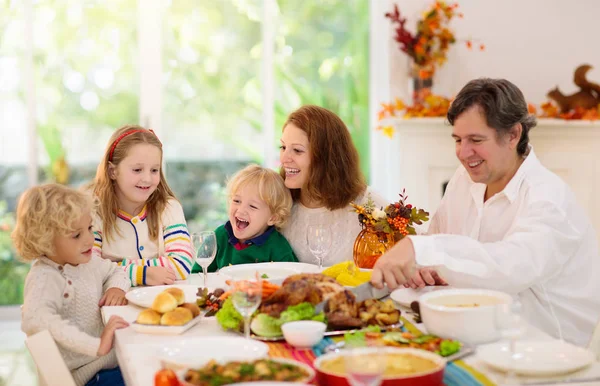 Famille avec enfants au dîner de Thanksgiving. Turquie . — Photo