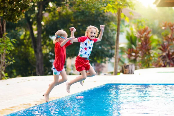 Barn i poolen. Sommarsemester med barn. — Stockfoto