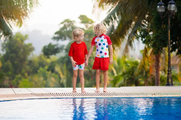 Yüzme havuzunda çocuk. Çocuklarla yaz tatili. — Stok fotoğraf