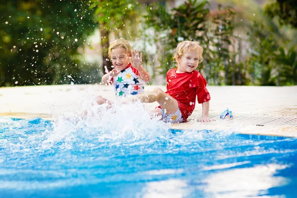 Barn i poolen. Sommarsemester med barn. — Stockfoto