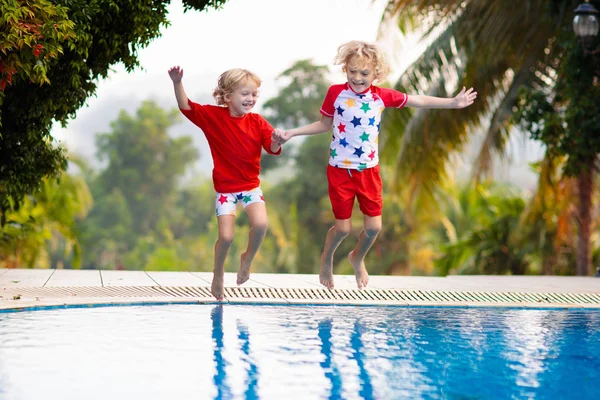 Barn i poolen. Sommarsemester med barn. — Stockfoto