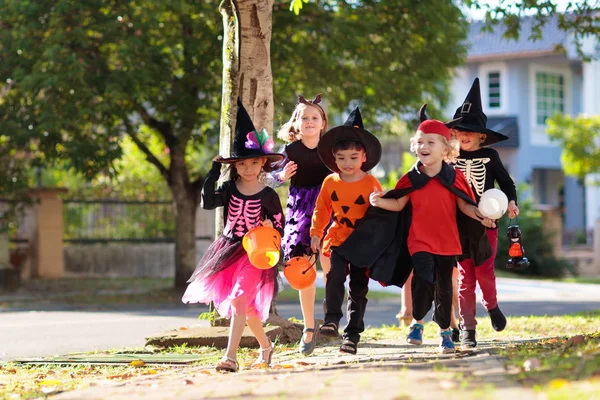 Doces ou travessuras. Diversão de Halloween para crianças . — Fotografia de Stock
