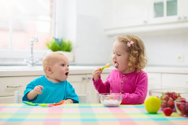 Kind eten ontbijt. Kind met melk en granen. — Stockfoto