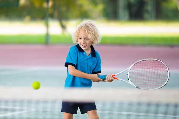 Criança jogando tênis no campo ao ar livre — Fotografia de Stock