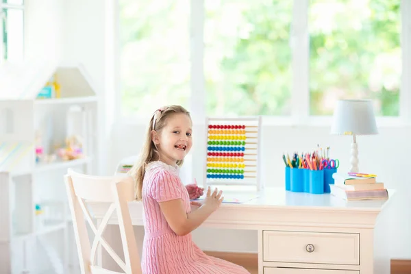 Disegno infantile. I bambini dipingono. Ragazza dopo la scuola . — Foto Stock