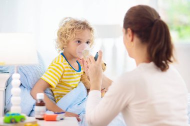 Astım ilacı olan hasta küçük çocuk. Hasta çocuk.