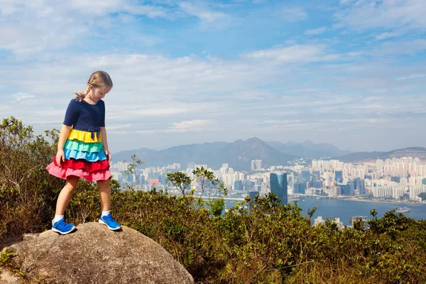 Rodzina piesze wycieczki w góry Hong Kong — Zdjęcie stockowe