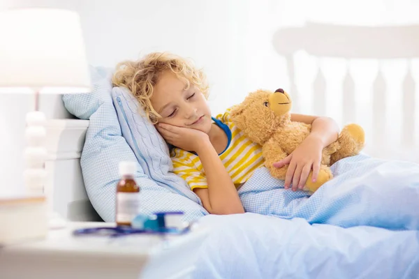 Sjukt liten pojke med astmamedicin. Sjukt barn. — Stockfoto
