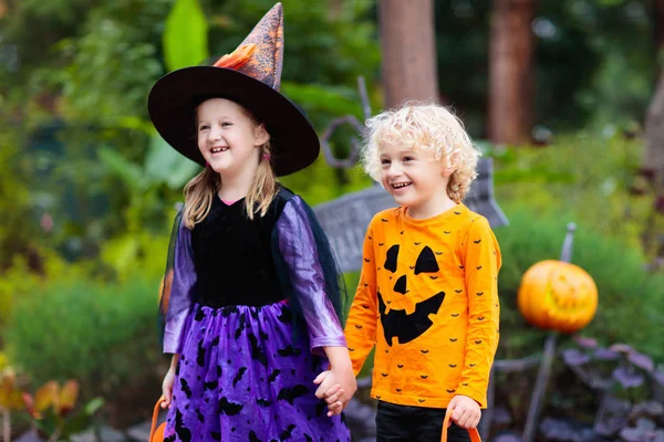 Dítě na Halloweenskou maškarní. Dětská lest nebo dárek. — Stock fotografie