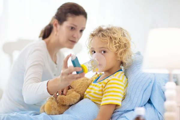 Petit garçon malade avec des médicaments contre l'asthme. Enfant malade . — Photo