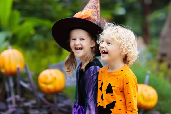 Criança disfarçada de Halloween. Doces ou truques para crianças . — Fotografia de Stock