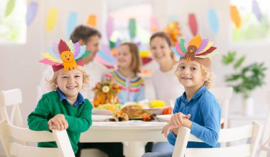 Şükran Günü yemeğinde çocuklu bir aile. Türkiye.