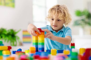 Oyuncak blokları ile oynayan çocuk. Çocuklar için oyuncaklar.