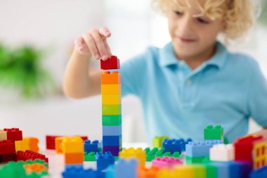 Oyuncak blokları ile oynayan çocuk. Çocuklar için oyuncaklar.