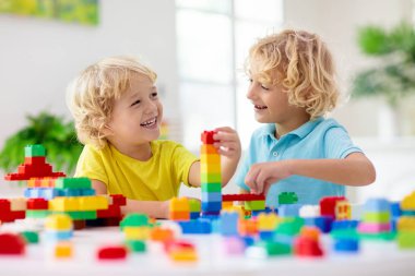 Oyuncak blokları ile oynayan çocuk. Çocuklar için oyuncaklar.