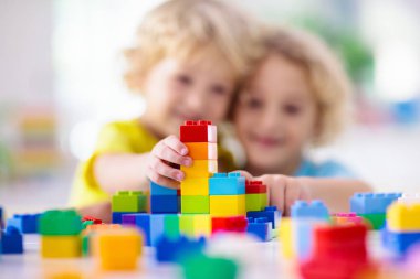 Oyuncak blokları ile oynayan çocuk. Çocuklar için oyuncaklar.