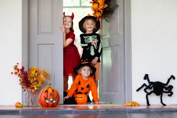 Los niños engañan o tratan. Diversión Halloween para niños . — Foto de Stock