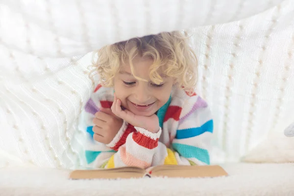 Livro de leitura infantil na cama. Crianças lêem livros . — Fotografia de Stock