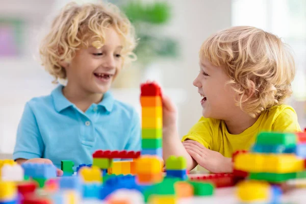 Criança brincando com blocos de brinquedo. Brinquedos para crianças . — Fotografia de Stock