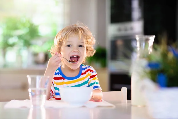 Petit déjeuner pour enfant. Enfant avec lait et céréales . — Photo