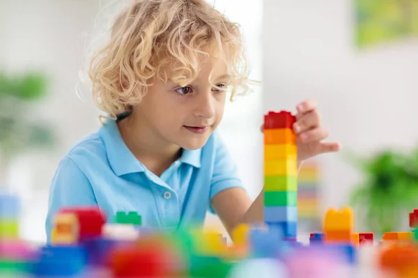 Criança brincando com blocos de brinquedo. Brinquedos para crianças . — Fotografia de Stock