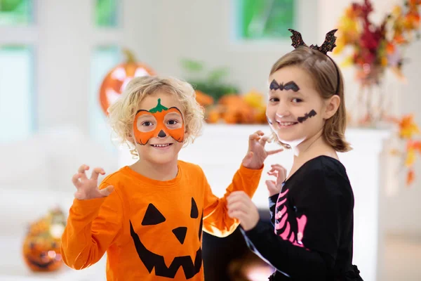 Criança disfarçada de Halloween. Doces ou truques para crianças . — Fotografia de Stock