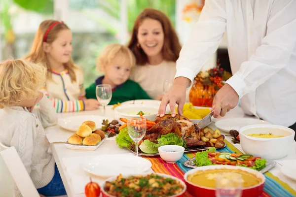 Famille avec enfants au dîner de Thanksgiving. Turquie . — Photo