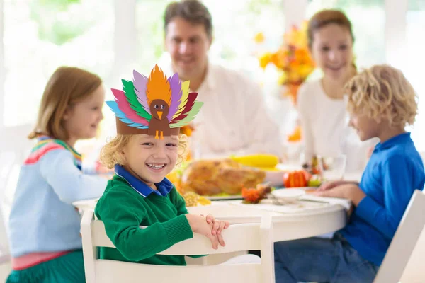 Famille avec enfants au dîner de Thanksgiving. Turquie . — Photo