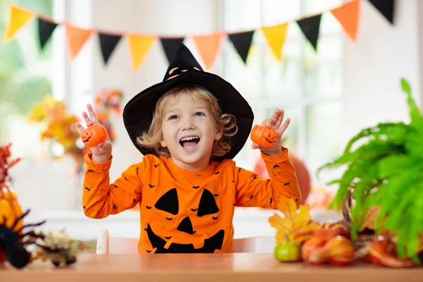 Criança disfarçada de Halloween. Doces ou truques para crianças . — Fotografia de Stock