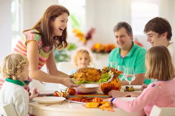 Família com filhos no jantar de Acção de Graças. Turquia . — Fotografia de Stock