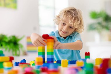 Oyuncak blokları ile oynayan çocuk. Çocuklar için oyuncaklar.