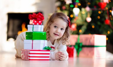 Yangın yerinde küçük kız Noel açılış sunar