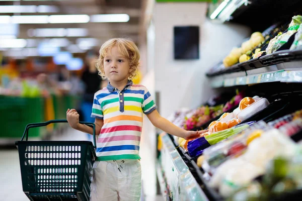 Criança no supermercado. Compras de supermercado infantil . — Fotografia de Stock