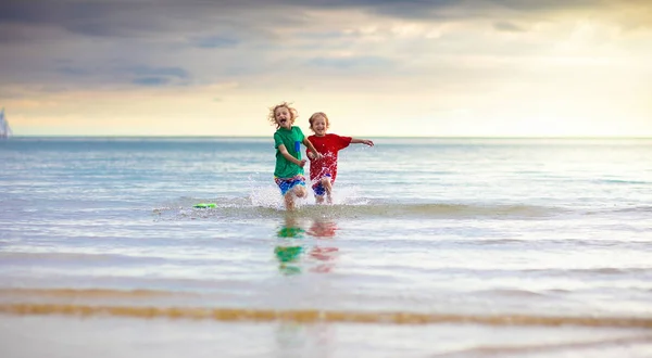 I bambini giocano sulla spiaggia tropicale. Giocattolo di sabbia e acqua . — Foto Stock