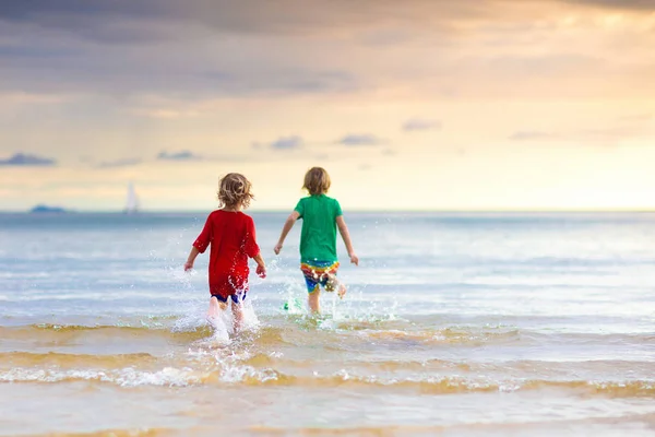 Los niños juegan en la playa tropical. Arena y agua juguete . — Foto de Stock