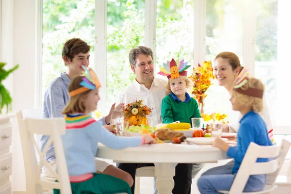 Famille avec enfants au dîner de Thanksgiving. Turquie . — Photo